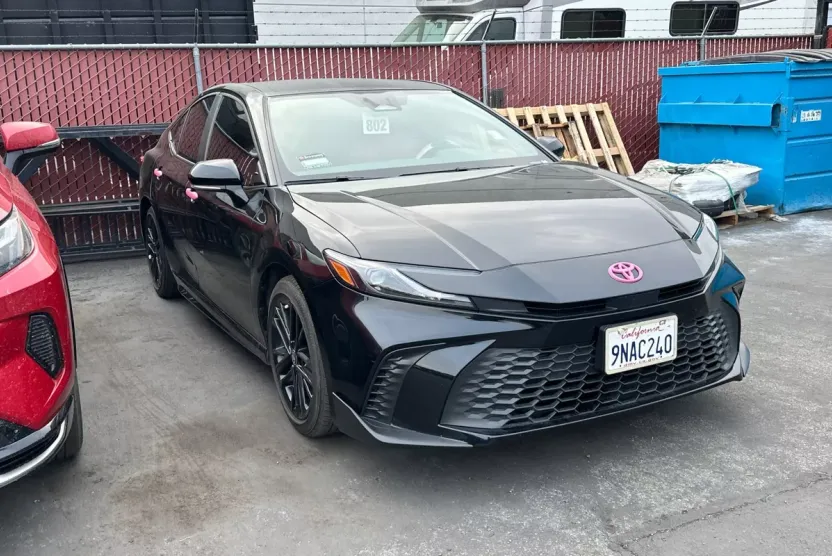 2025 Toyota Camry SE photo 1