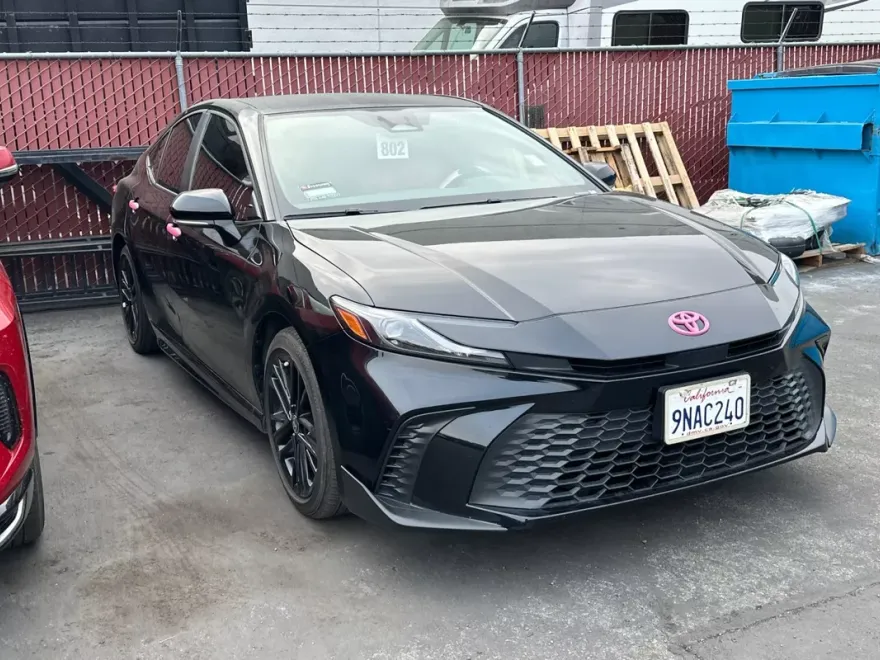 2025 Toyota Camry SE photo 1