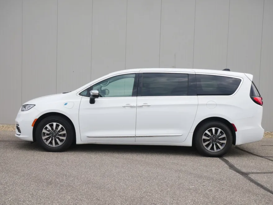 2023 Chrysler Pacifica Hybrid Limited photo 1
