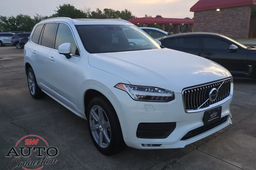 2022 Volvo XC90 T5 Momentum photo 1