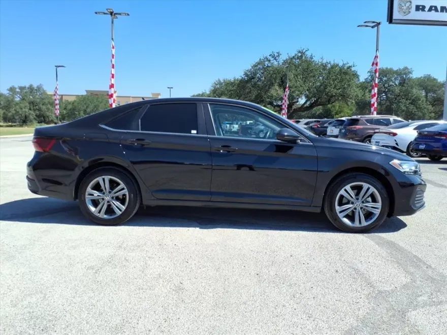 2024 Volkswagen Jetta SE photo 1