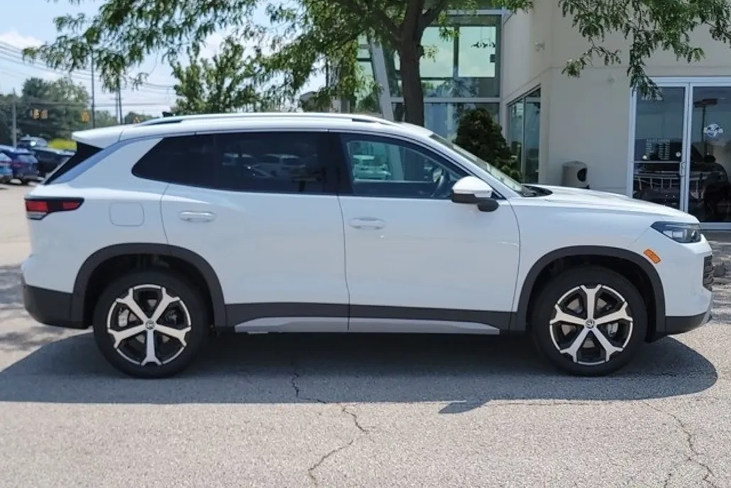 2025 Volkswagen Tiguan SE photo 1