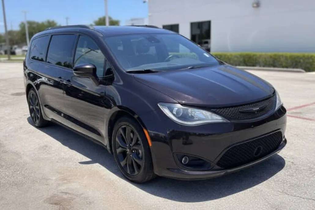 2019 Chrysler Pacifica Limited 35th Anniversary photo 1