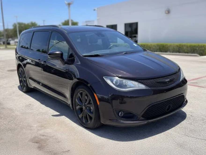 2019 Chrysler Pacifica Limited 35th Anniversary photo 1