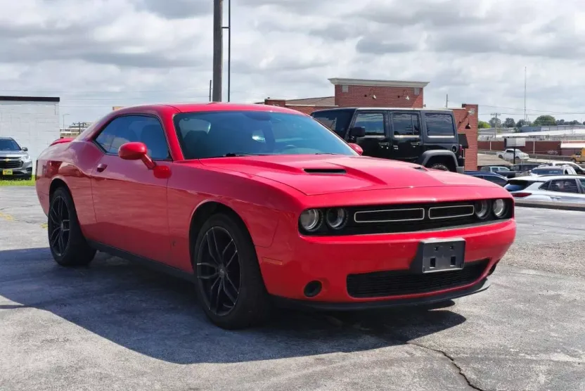 2015 Dodge Challenger SXT photo 1