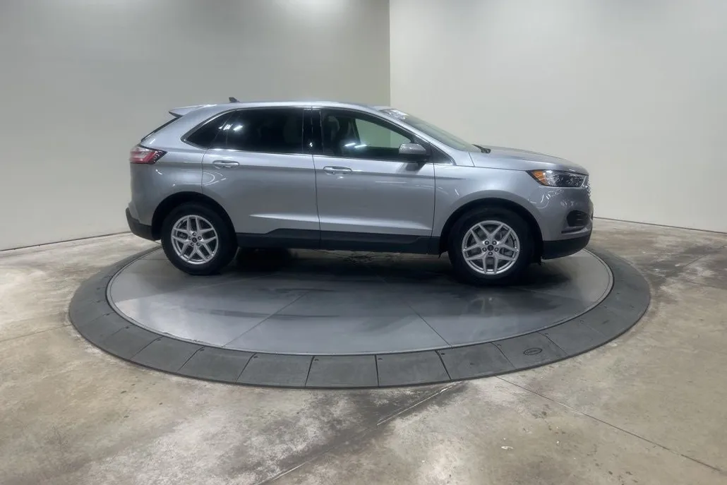 2023 Ford Edge SEL photo 1