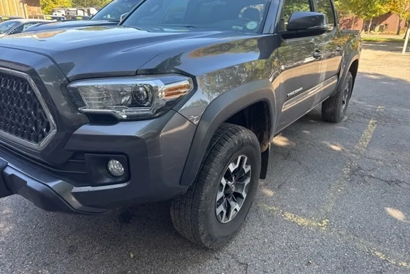 2018 Toyota Tacoma TRD Off-Road V6 photo 1