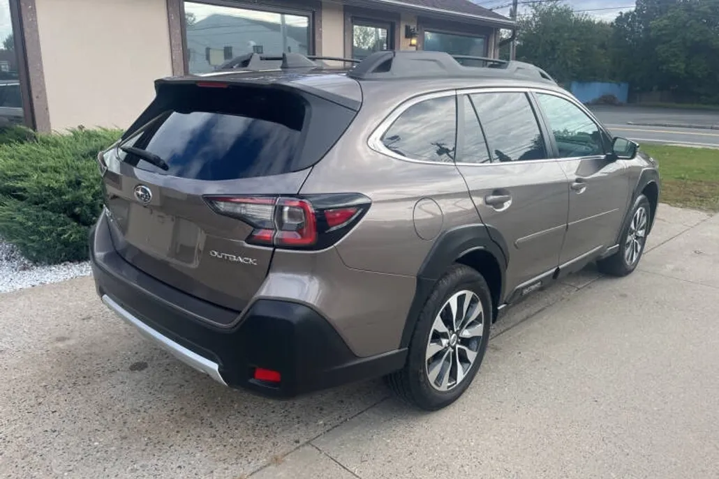 2023 Subaru Outback Limited photo 1
