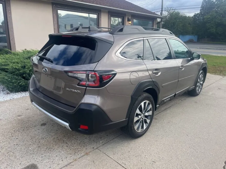 2023 Subaru Outback Limited photo 1
