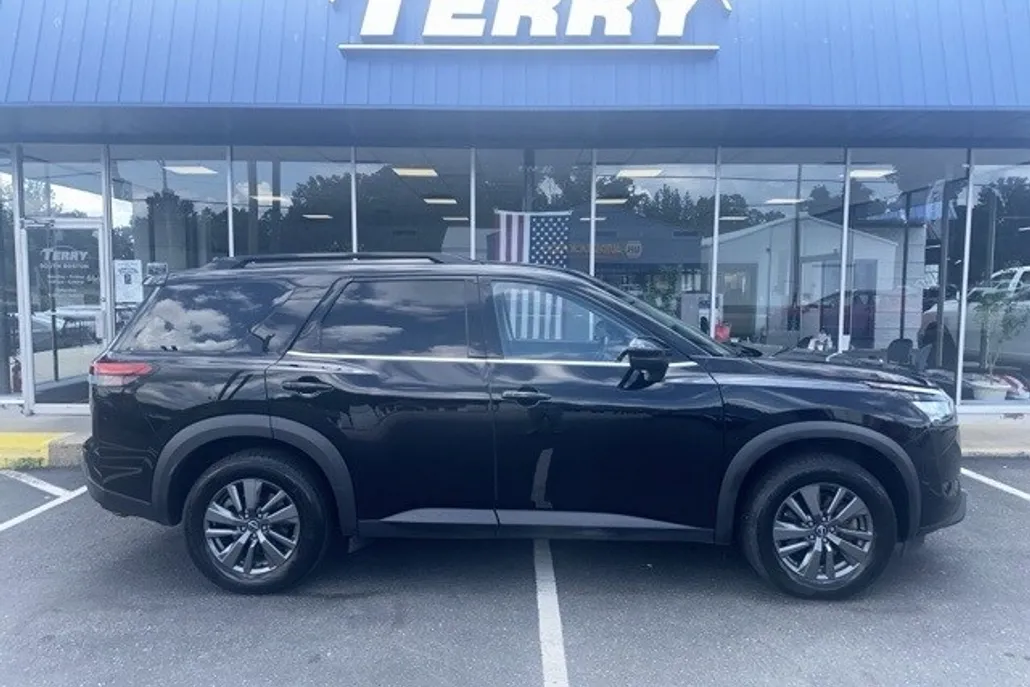 2023 Nissan Pathfinder SV photo 1