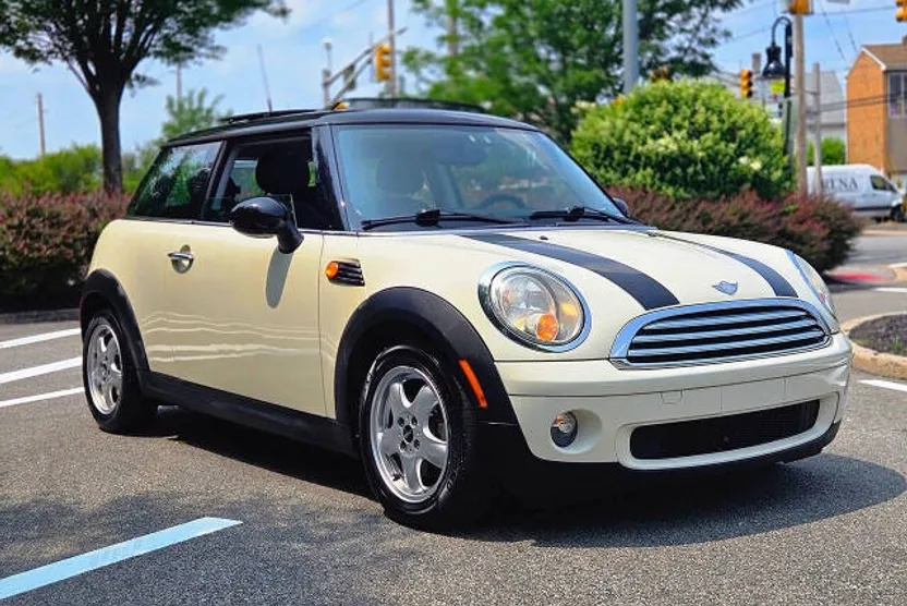 2010 Mini Cooper Base photo 1