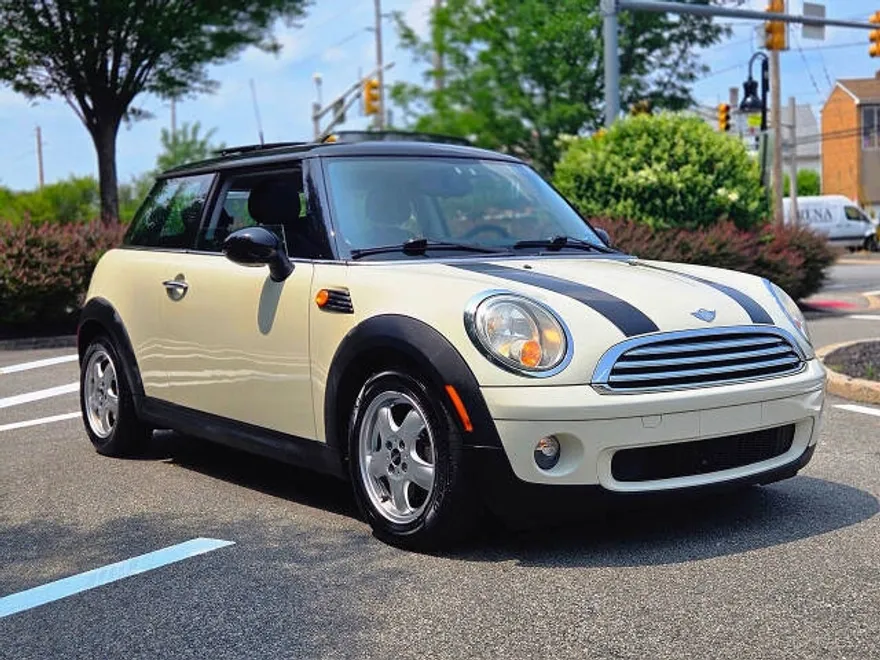 2010 Mini Cooper Base photo 1