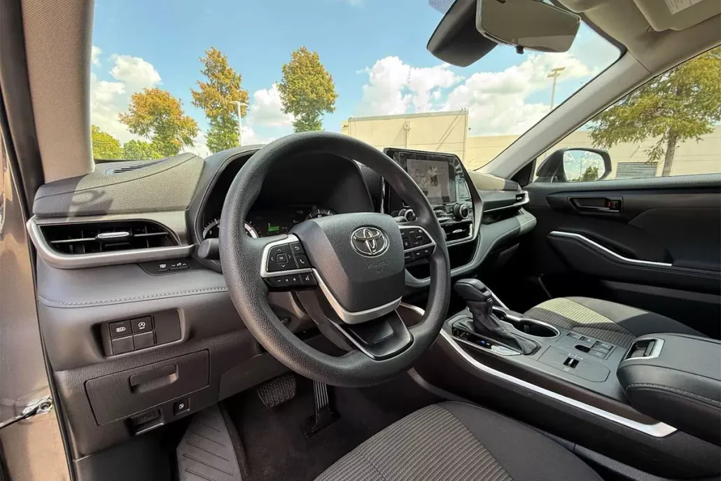 2023 Toyota Highlander L photo 1