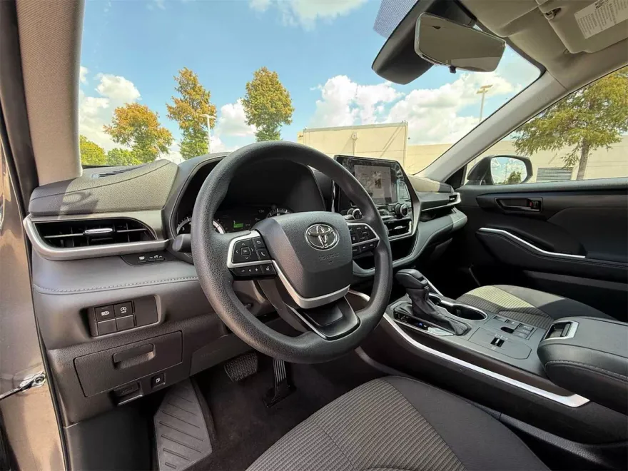 2023 Toyota Highlander L photo 1