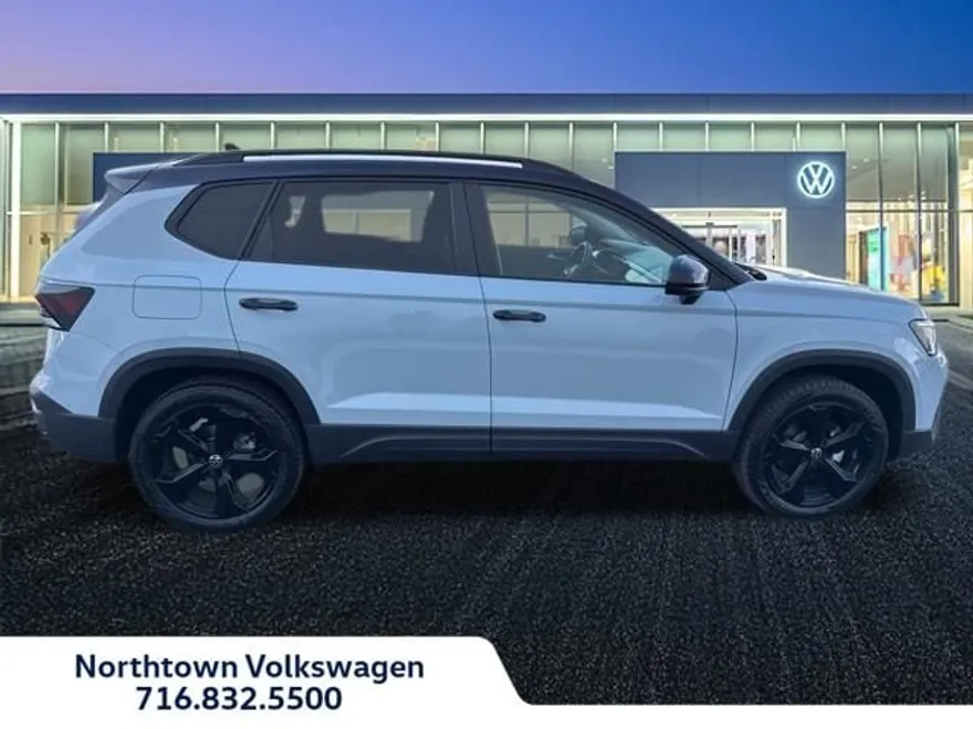 2025 Volkswagen Taos SE photo 1