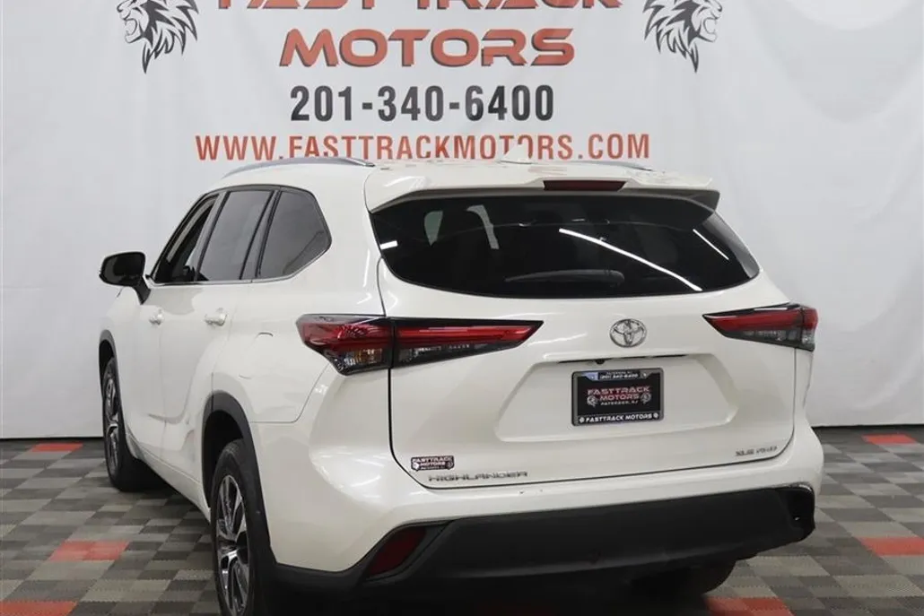 2021 Toyota Highlander XLE photo 1