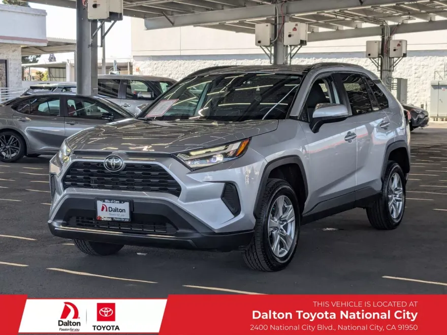 2023 Toyota RAV4 XLE photo 1