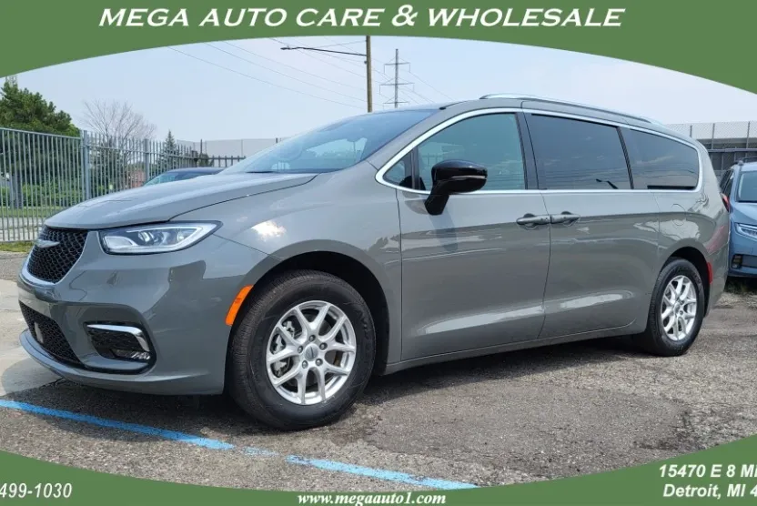 2025 Chrysler Pacifica Touring L photo 1