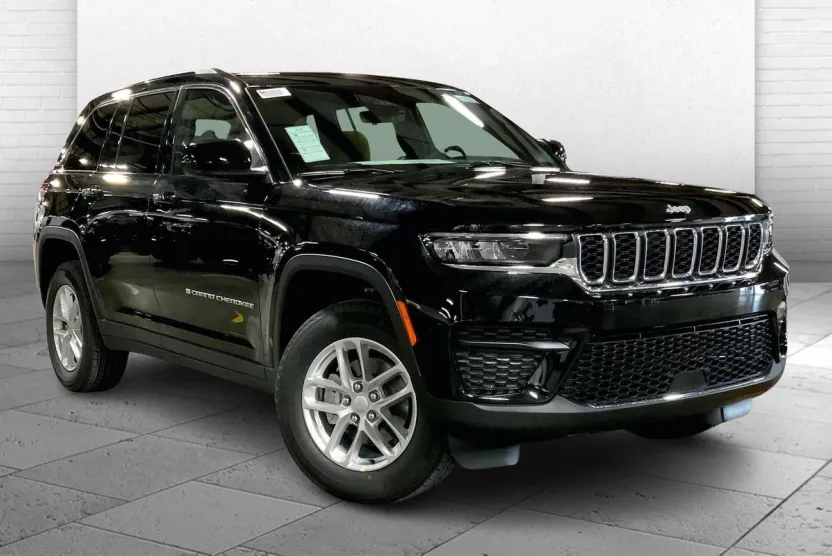 2025 Jeep Grand Cherokee Laredo photo 1