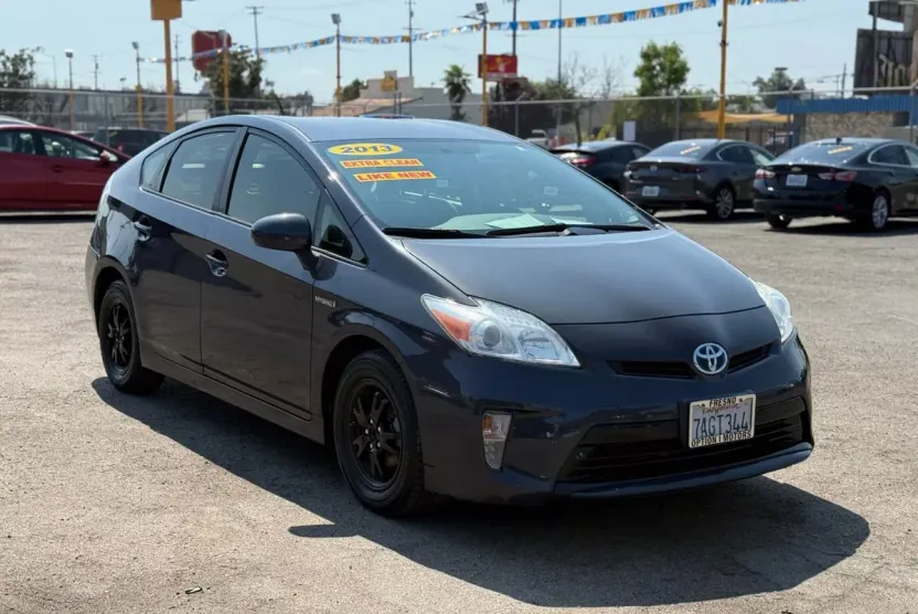2013 Toyota Prius One photo 1