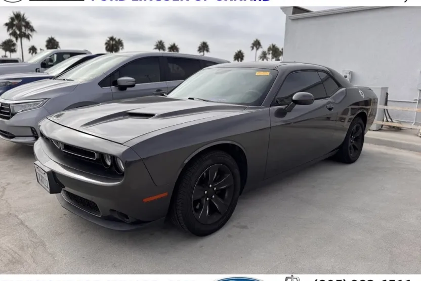 2015 Dodge Challenger SXT photo 1