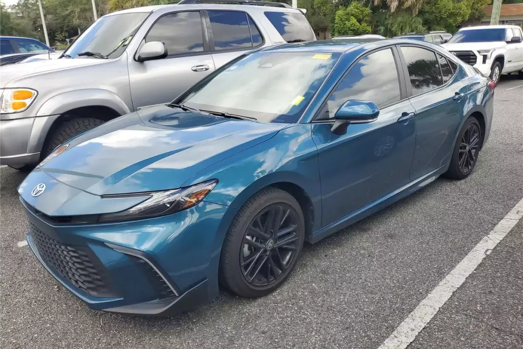 2025 Toyota Camry SE photo 1