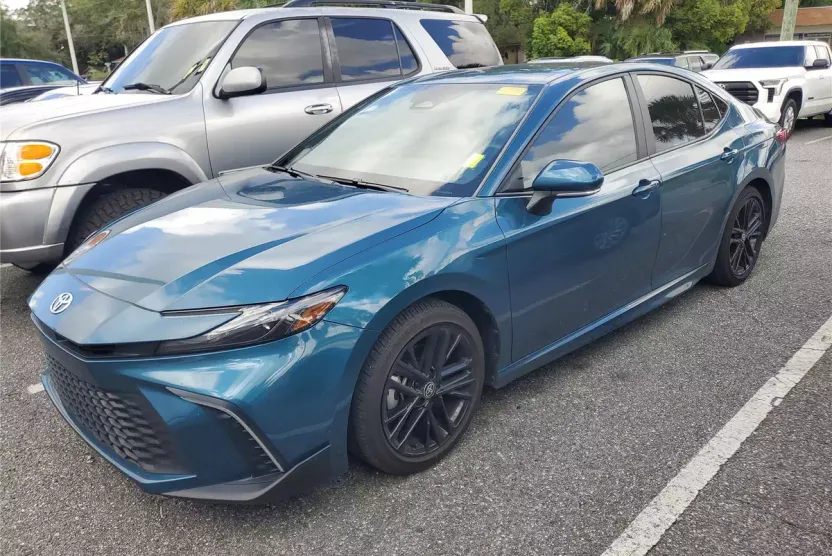 2025 Toyota Camry SE photo 1