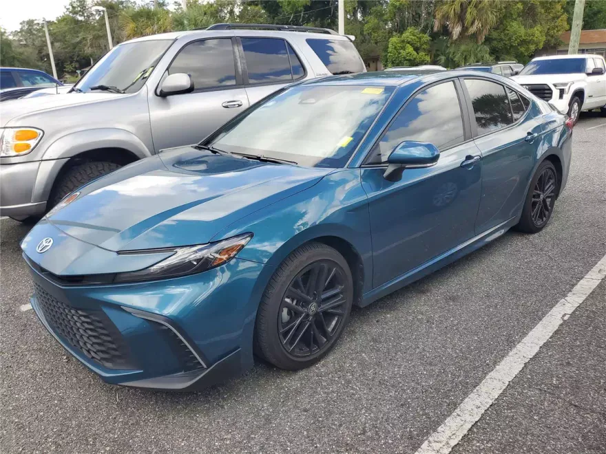 2025 Toyota Camry SE photo 1