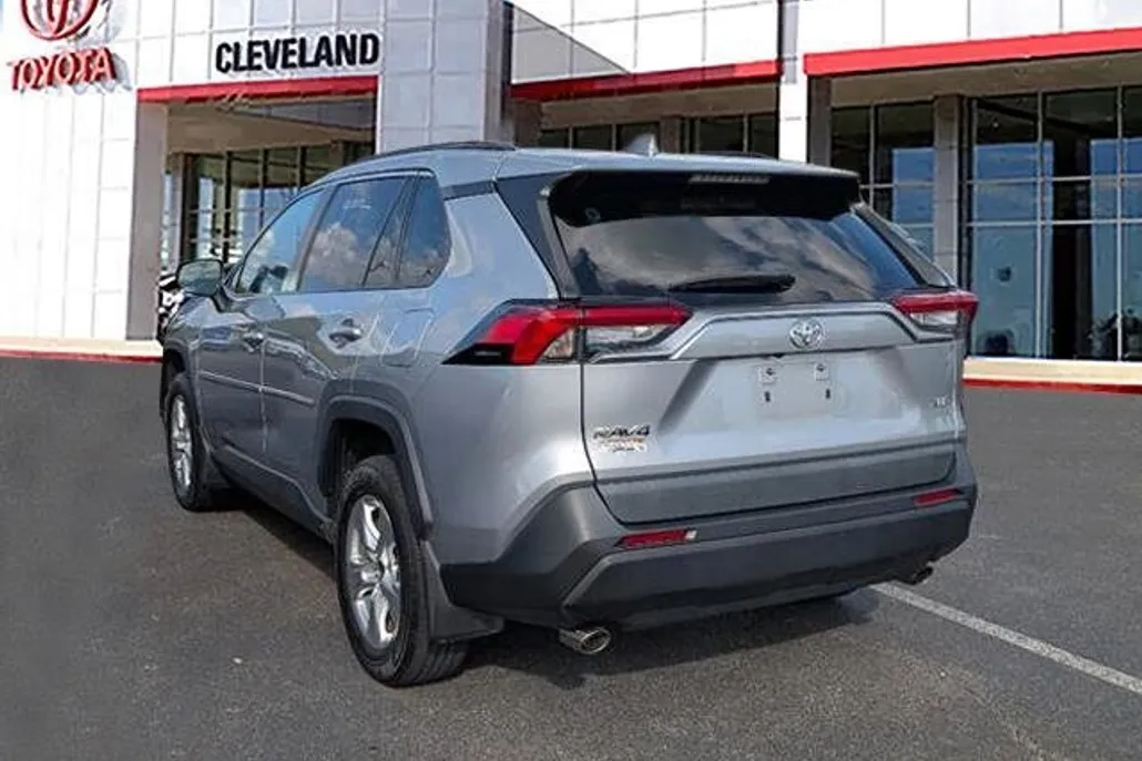 2021 Toyota RAV4 XLE photo 1
