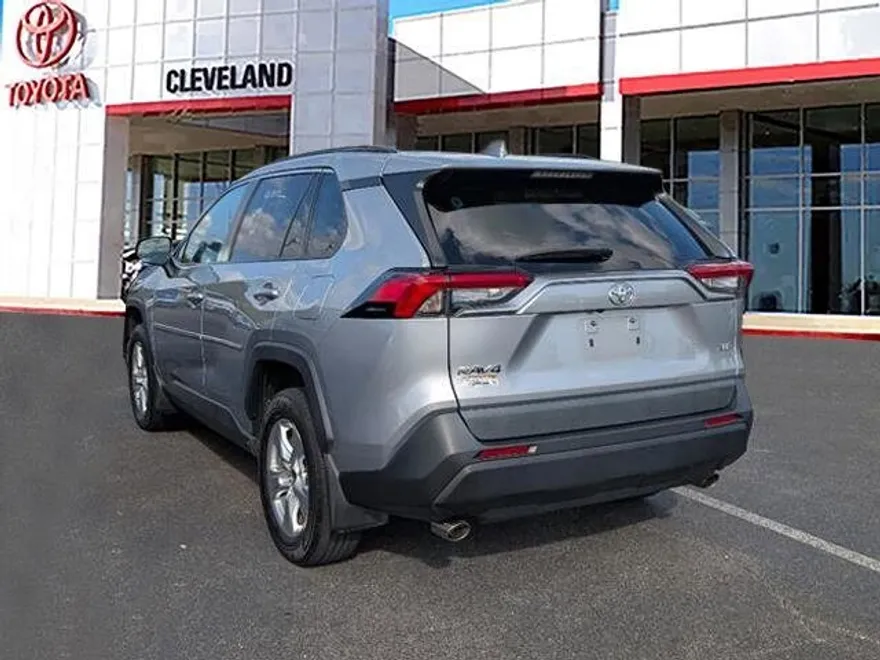 2021 Toyota RAV4 XLE photo 1