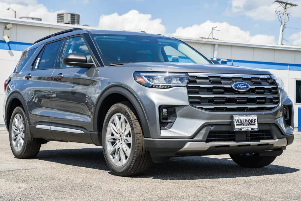 2025 Ford Explorer photo 1