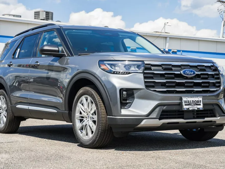 2025 Ford Explorer photo 1