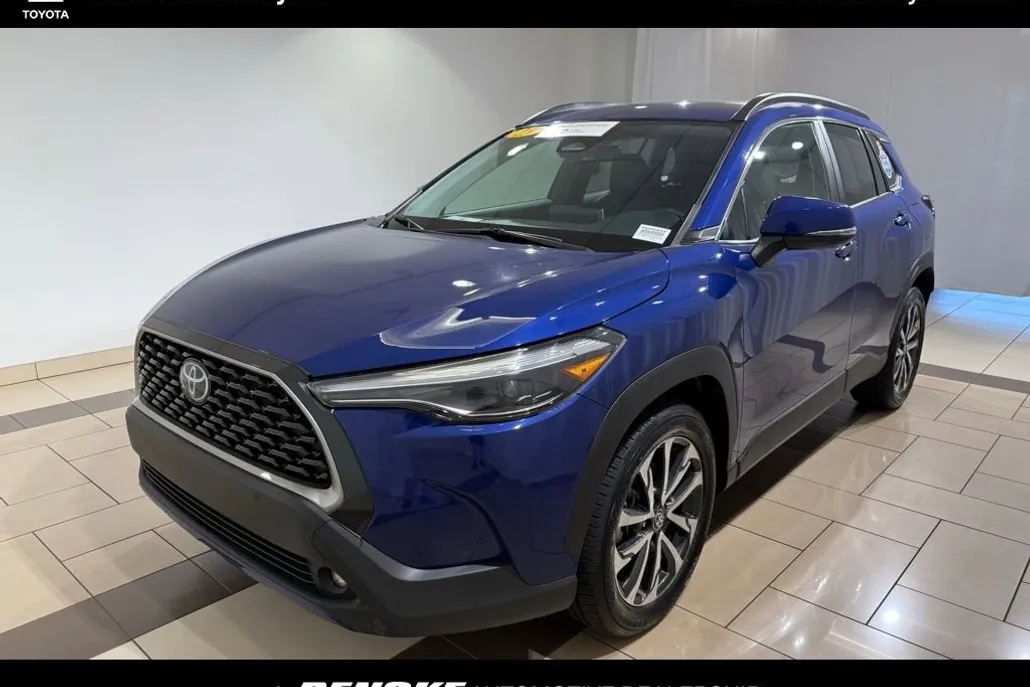 2023 Toyota Corolla Cross XLE photo 1