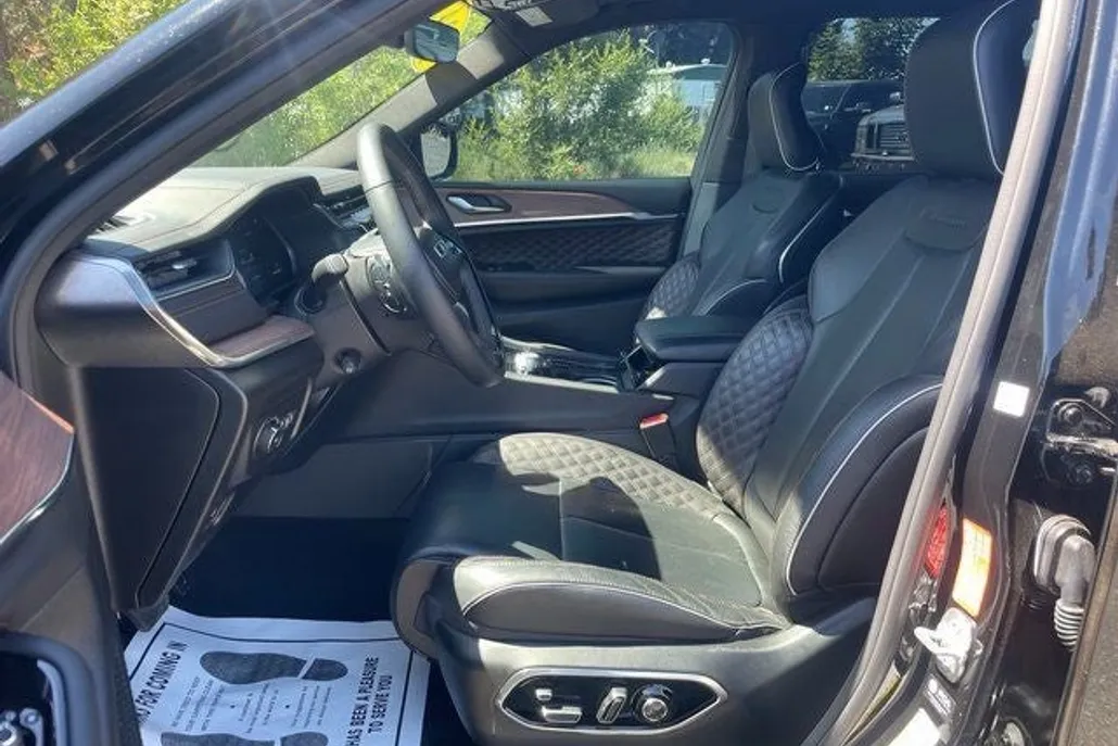 2024 Jeep Grand Cherokee L Summit photo 1