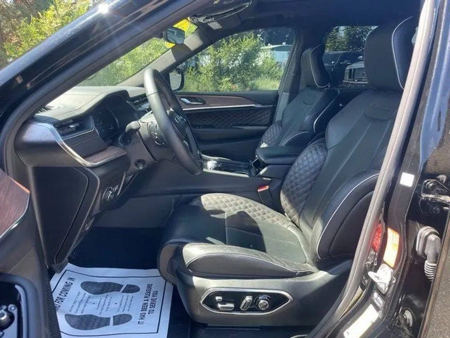 2024 Jeep Grand Cherokee L Summit photo 1