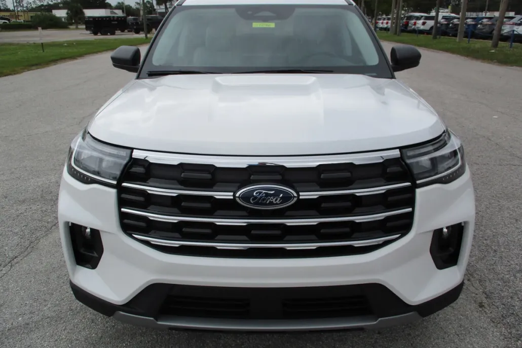 2025 Ford Explorer photo 1