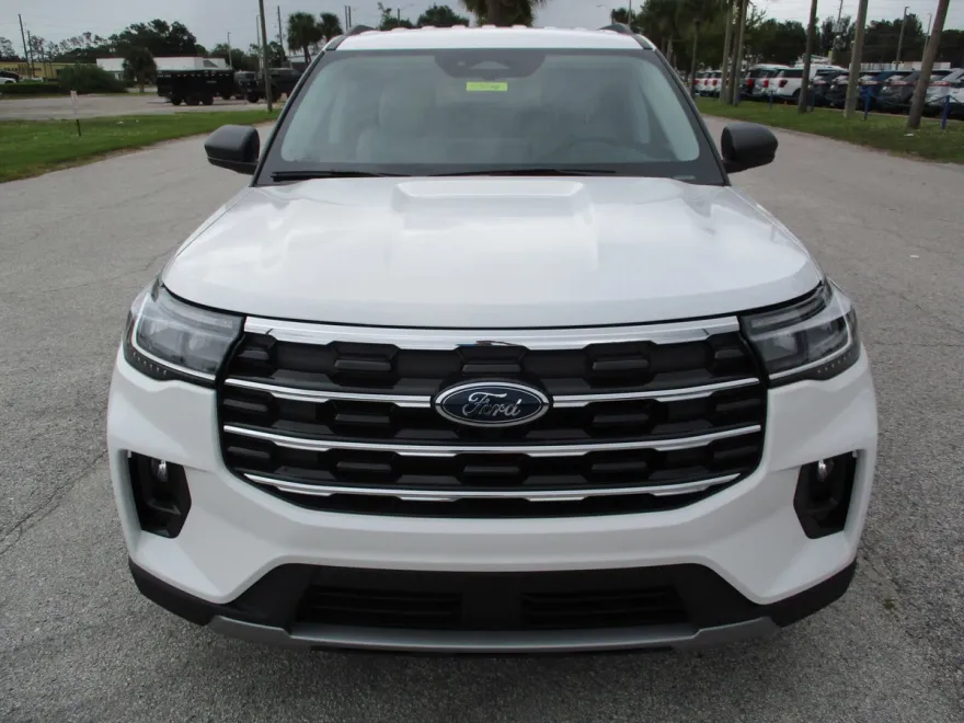 2025 Ford Explorer photo 1