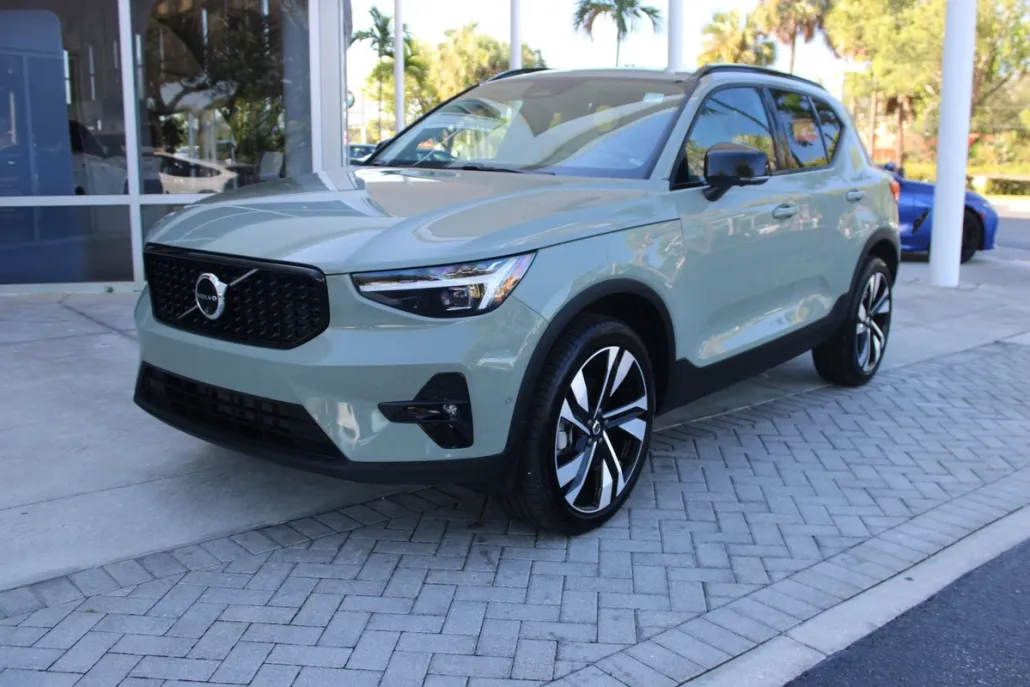 2024 Volvo XC40 Ultimate photo 1