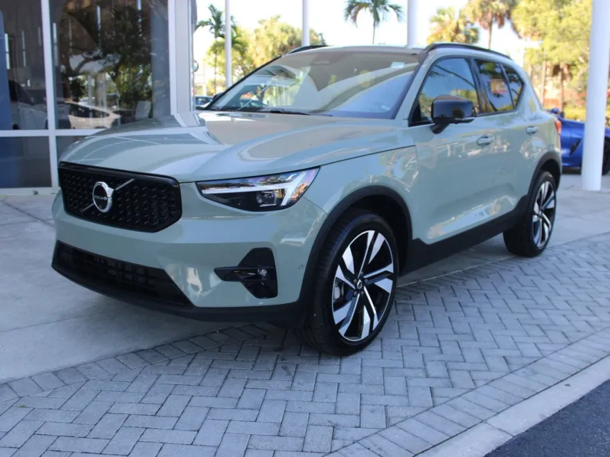 2024 Volvo XC40 Ultimate photo 1