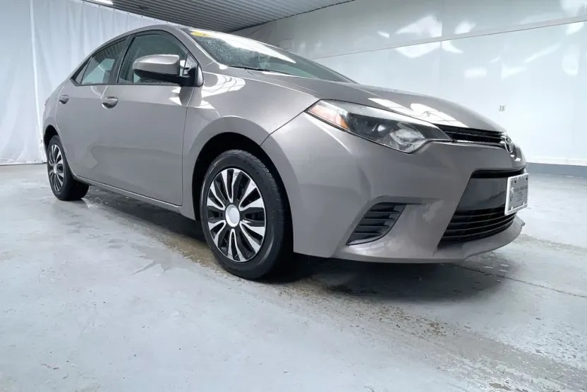 2016 Toyota Corolla LE photo 1