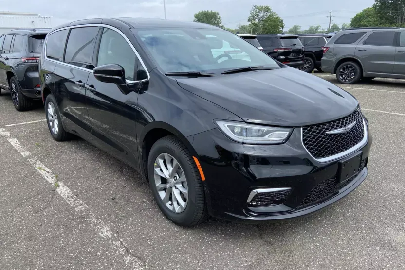 2025 Chrysler Pacifica photo 1