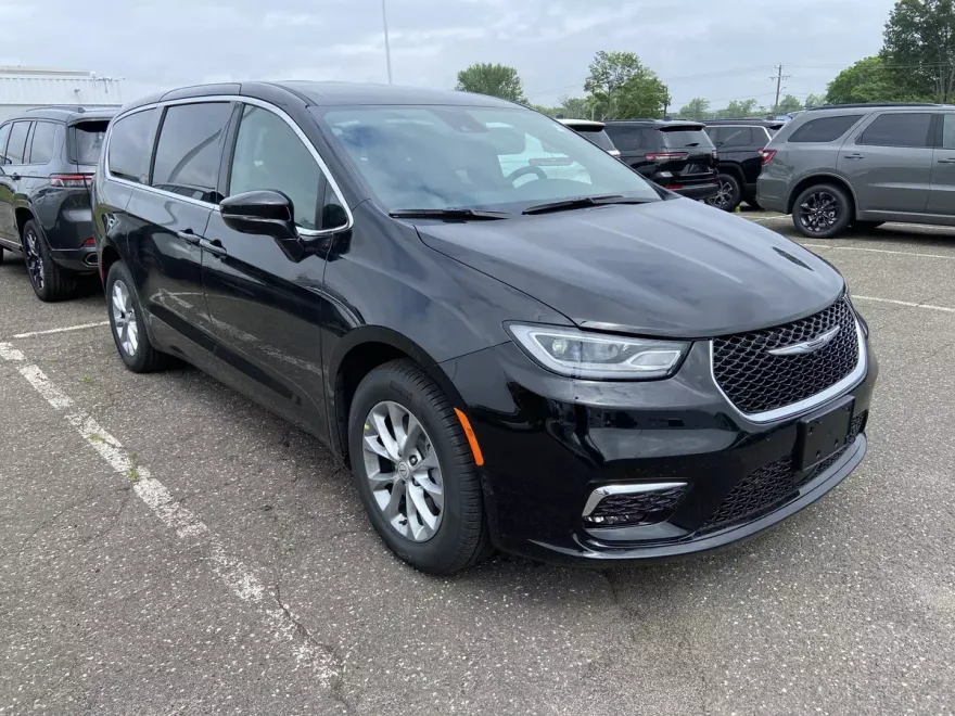 2025 Chrysler Pacifica photo 1