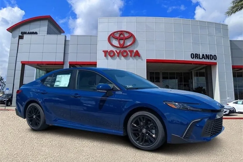 2026 Toyota Camry SE photo 1