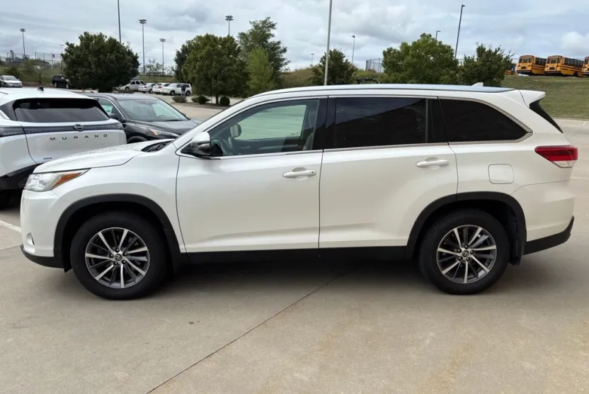 2019 Toyota Highlander SE photo 1