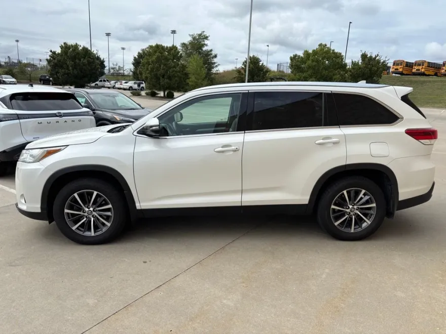 2019 Toyota Highlander SE photo 1