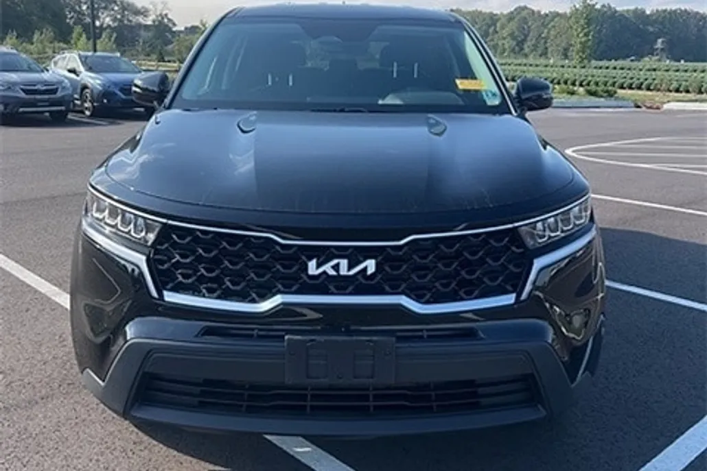 2023 Kia Sorento LX photo 1