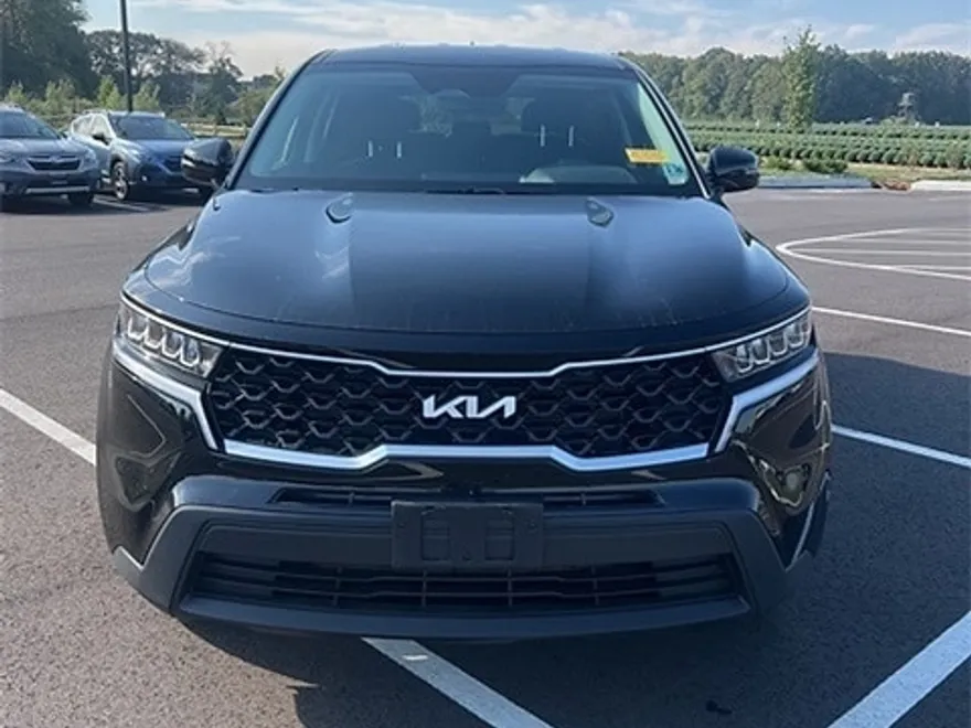 2023 Kia Sorento LX photo 1