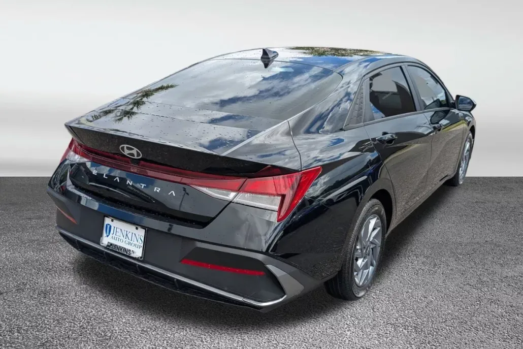 2024 Hyundai Elantra SEL photo 1