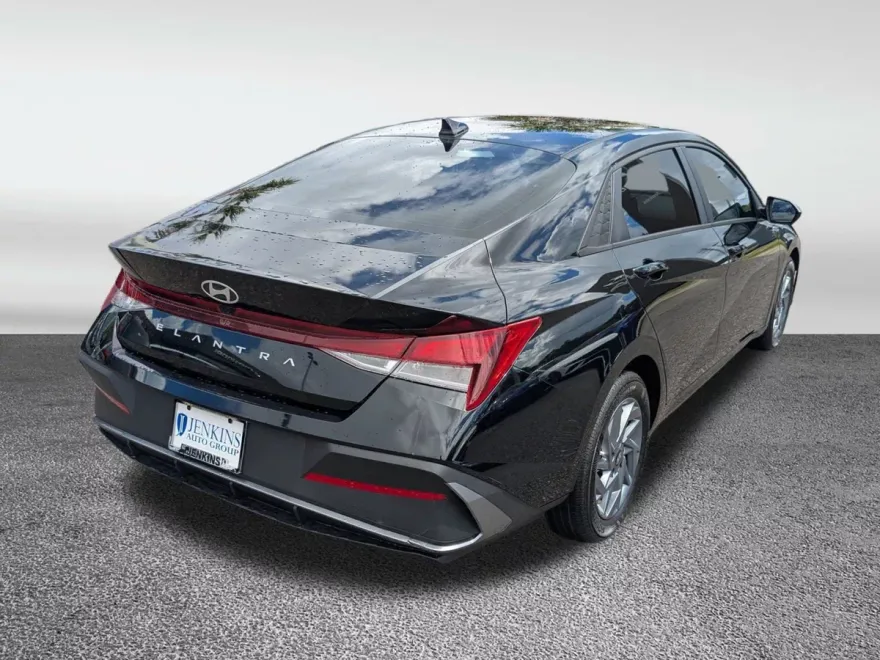 2024 Hyundai Elantra SEL photo 1