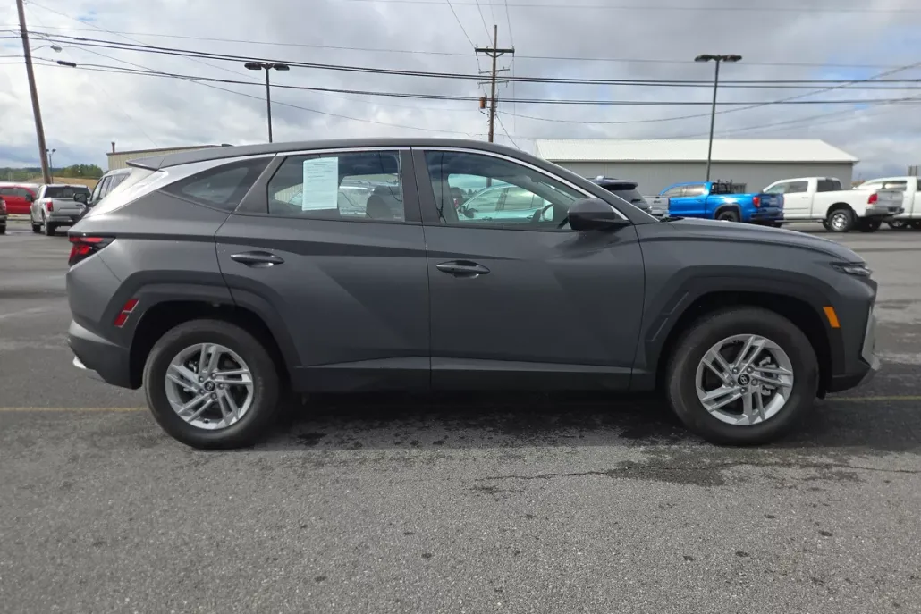 2025 Hyundai Tucson SE photo 1